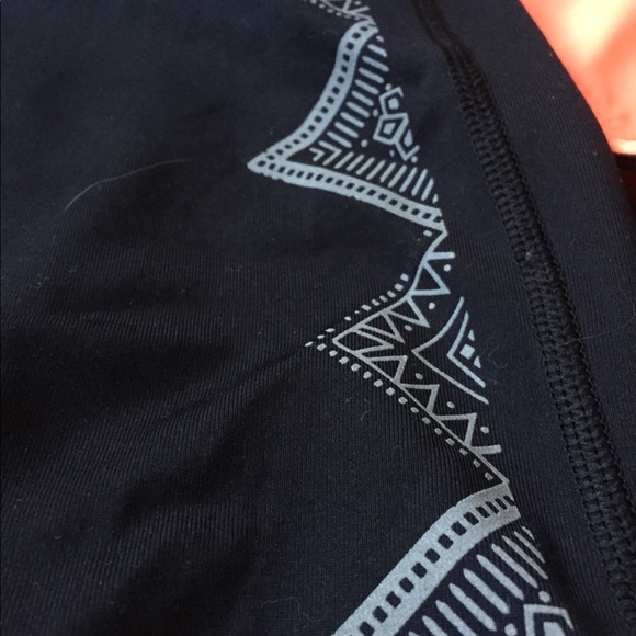 GapFit black leggings graphic large gap - Picture 2 of 3